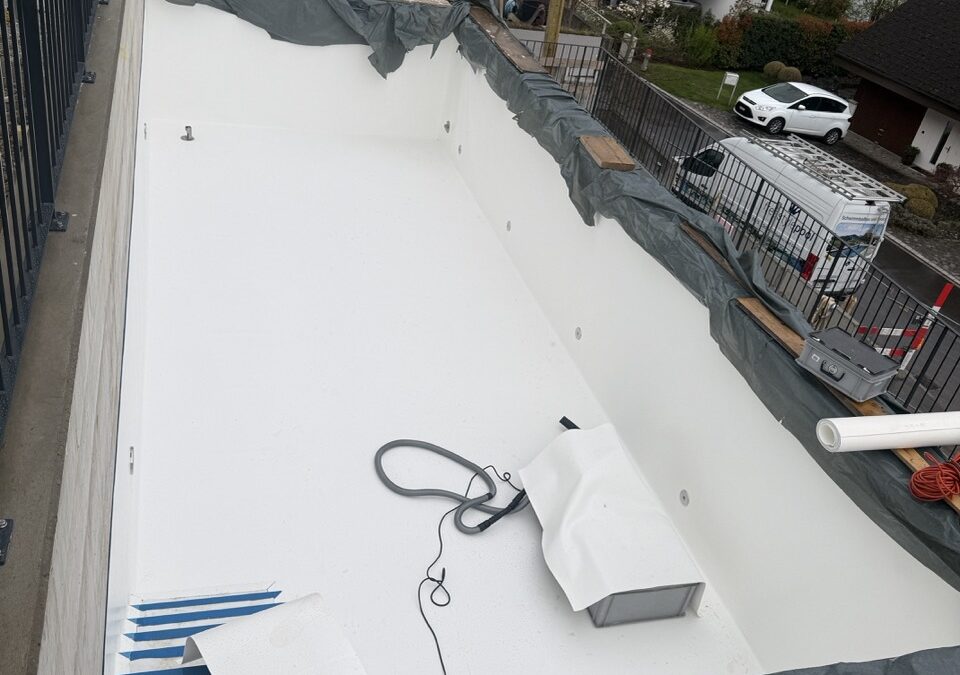Neubau Betonpool und Folienauskleidung in Volketswil
