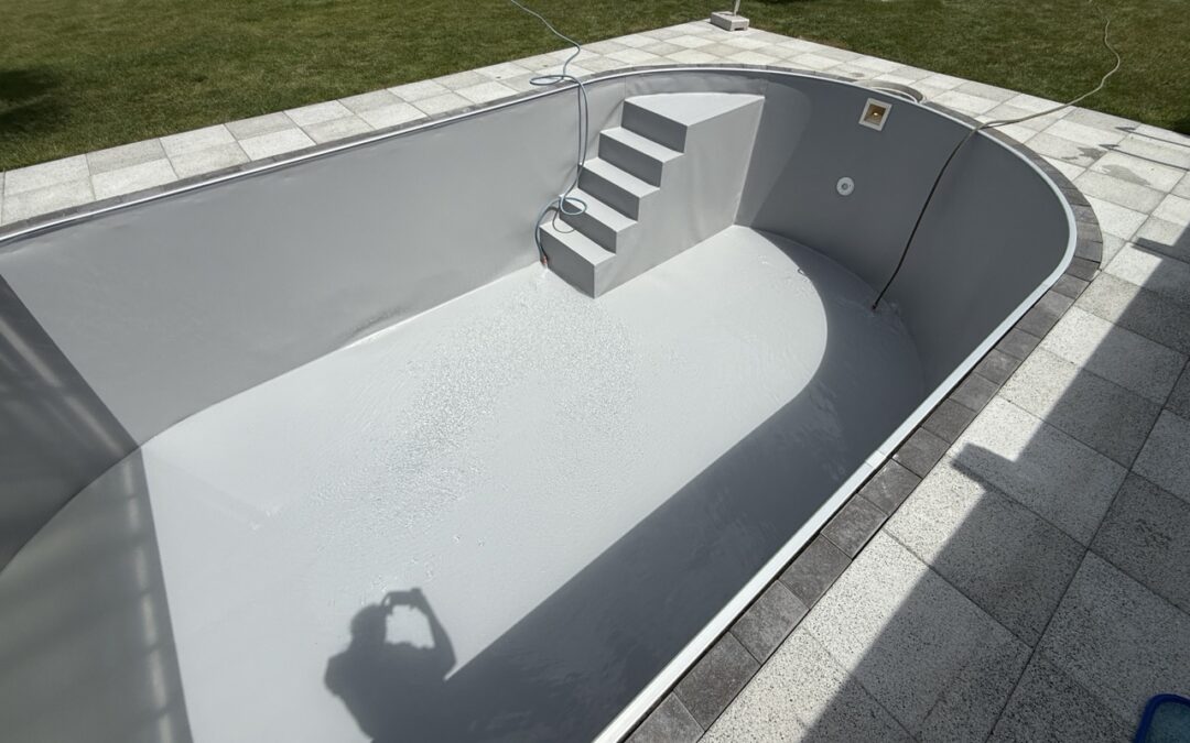 Sanierung eines Stahlwandbeckens mit Folie und einer Treppe in Tägerschen TG